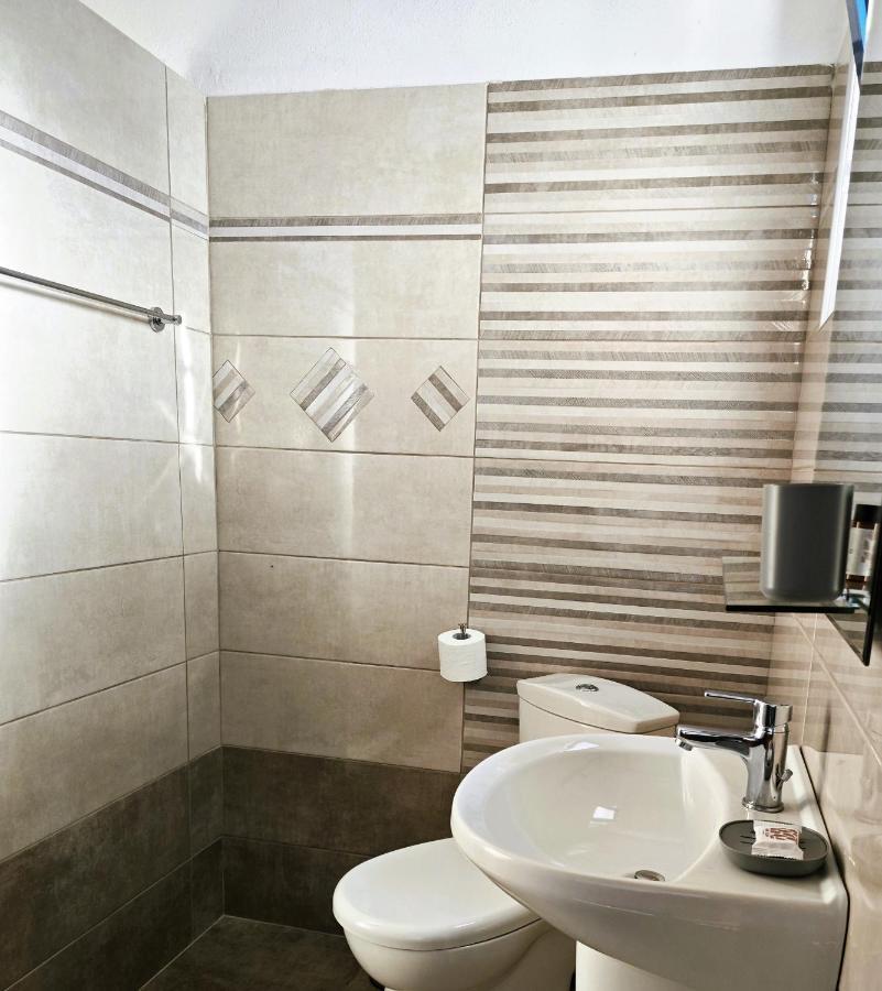 Babis & Popi Rooms And Studios 弗朗哥卡斯特隆 外观 照片